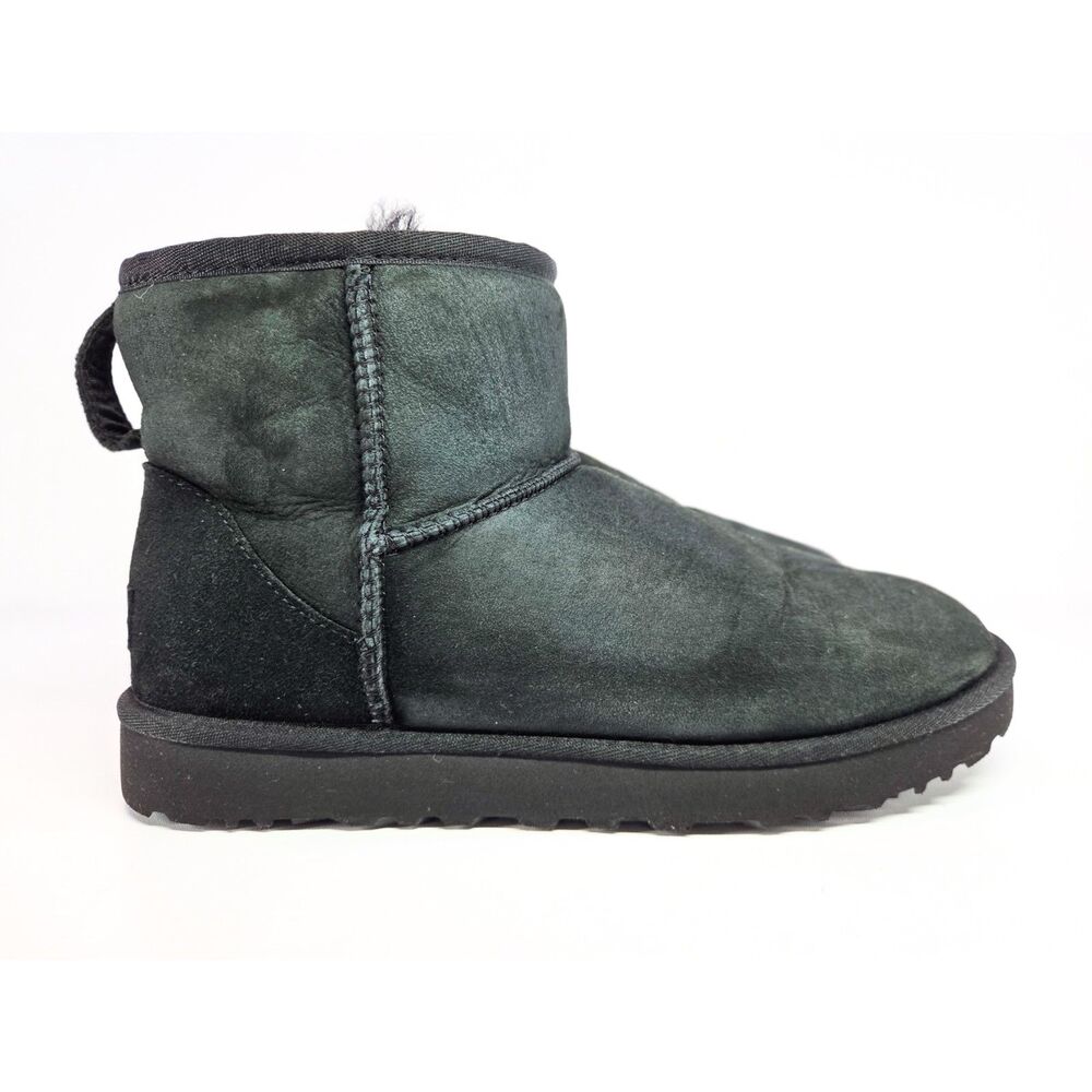 UGG Classic Mini II Black Women’s Size 9 Sheepskin Boots WORN ONCE